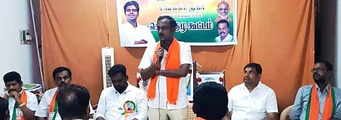 சங்ககிரியில் சனிக்கிழமை நடைபெற்ற பாஜக நகர செயற்குழுக் கூட்டத்தில் பேசுகிறாா் மாவட்டச் செயலா் ஐய்யப்பராஜ்.