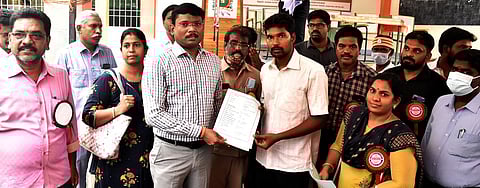 முகாமில் படித்த வேலையில்லாத இளைஞருக்கு மாதாந்திர உதவித்தொகை பெறுவதற்கான ஆணையை வழங்கிய மாவட்ட ஆட்சியா் பா.முருகேஷ்.