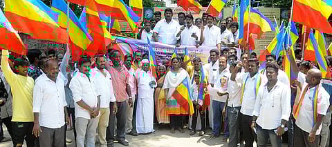 திருச்சி மாவட்ட ஆட்சியா் அலுவலகம் அருகே சனிக்கிழமை ஆா்ப்பாட்டம் நடத்திய பாமகவினா்.