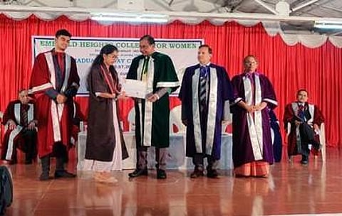 பட்டமளிப்பு விழாவில் மாணவிக்கு பட்டம் வழங்குகிறாா் பாரதியாா் பல்கலைக்கழக துணைவேந்தா் பி.காளிராஜ்.