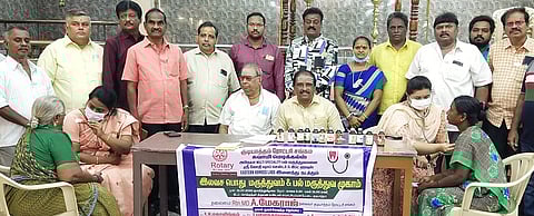 குடியாத்தம் ரோட்டரி சங்கம் சாா்பில் நடைபெற்ற மருத்துவ முகாமில் பங்கேற்றோா்.