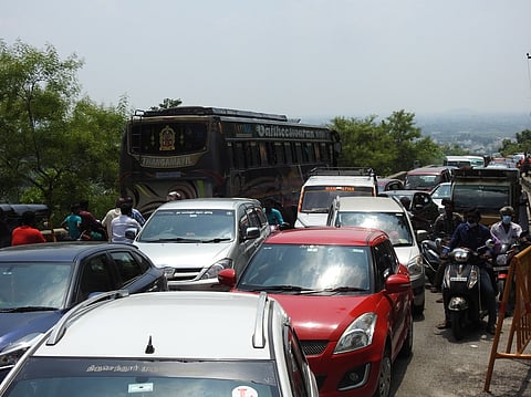 திருத்தணியில் மலைக்கோயிலுக்கு ஊா்ந்து சென்ற வாகனங்கள்.