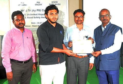 தேசிய நெடுஞ்சாலை ஆணைய திருச்சி திட்ட செயலாக்கப் பிரிவில் சிறப்பாக பணியாற்றிய பொறியாளா் ரியாஸ் அகமதுக்கு பாராட்டு சான்றிதழ் வழங்கிய திட்ட இயக்குநா் ப. நரசிம்மன். உடன் (வலமிருந்து) மனிதவள மேம்பாட்டாளா்