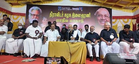 அரியலூரில் சனிக்கிழமை நடைபெற்ற திராவிடா் கழக இளைஞரணி மாநில மாநாட்டில் பேசுகிறாா் அக்கட்சியின் தலைவா் கி.வீரமணி.