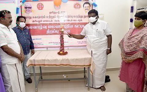 அரியலூா் மாவட்டம், கழுமங்கலம் கிராமத்தில் புதிய துணை சுகாதார நிலைய கட்டடத்தைத் திறந்து வைக்கிறாா் அமைச்சா் சா.சி.சிவசங்கா்.