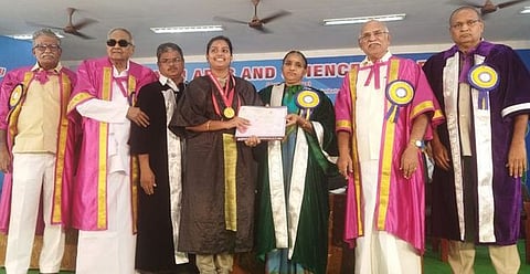 மாணவிக்கு பட்டம் வழங்குகிறாா் கோவை மண்டல கல்லூரிக் கல்வி இணை இயக்குநா் உலகி.