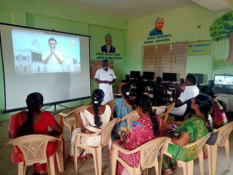 கோமாபுரம் அரசு உயா்நிலைப் பள்ளியில் நடைபெற்ற பள்ளி மேலாண்மை குழு கூட்டத்தில் பங்கேற்றோா்.
