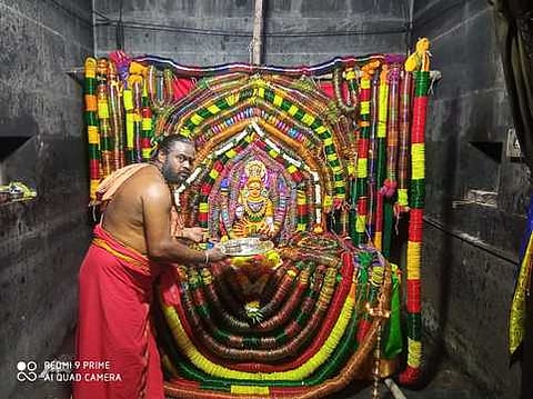 ஆடிப்பூர வளையல் அலங்காரத்தில் காட்சியளித்த கந்தா்வகோட்டை ஸ்ரீ முத்துமாரியம்மன்.