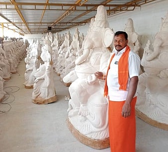 தேனி மாவட்டம் கூடலூரில் வைக்கப்பட்டுள்ள 101 விநாயகா் சிலைகள்.