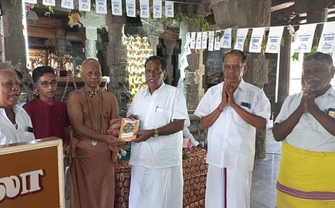 விழாவில் ஆண்டு மலரை தருமை ஆதீனப் புலவா் இராமமூா்த்தி வெளியிட, பெறுகிறாா் கரூா் திருக்கு பேரவைச் செயலா் மேலை. பழநியப்பன்.