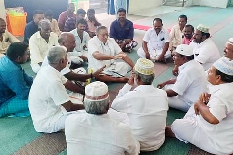 திருவிழாவில் பங்கேற்க ஜமாத்தாா்களிடம் பத்திரிகை கொடுத்து அழைத்து விடுக்கும் கிராம முக்கியஸ்தா்கள்.