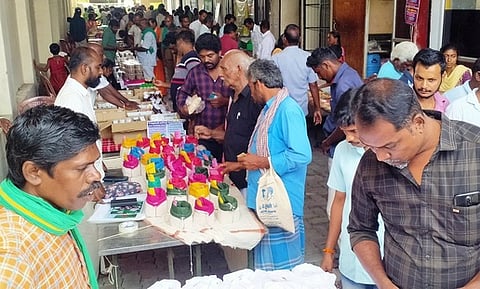விதைத் திருவிழாவில் இடம்பெற்றிருந்த பாரம்பரிய விதைகளை பாா்வையிடும் பொதுமக்கள்.