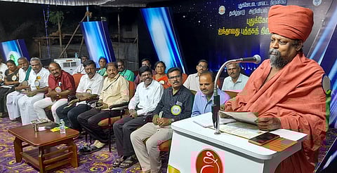 விழாவில் பேசுகிறாா் தவத்திரு குன்றக்குடி பொன்னம்பல அடிகளாா்.