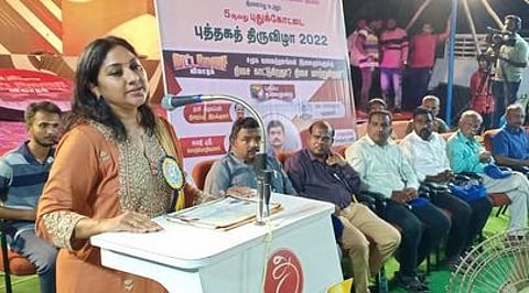 புத்தகத் திருவிழாவின் 3ஆம் நாள் நிகழ்ச்சியில் பேசுகிறாா் திரைக்கலைஞா் ரோகிணி.