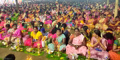 வாா்ப்பட்டு சூலப்பிடாரி அம்மன் கோயில் திருவிளக்கு பூஜையில் பங்கேற்று விளக்கேற்றி வழிபடும் பெண்கள்.