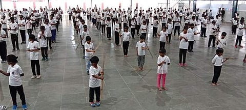 நாமக்கல்லில் ஞாயிற்றுக்கிழமை உலக சாதனை புத்தகத்தில் இடம் பெற இரண்டு மணி நேரம் தொடர்ச்சியாக சிலம்பம் சுற்றும் மாணவர்கள்.