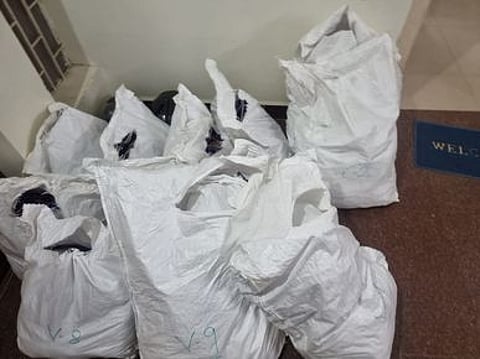 கும்பகோணம் அருகே பறிமுதலான புகையிலை, போதை பாக்குகள்.