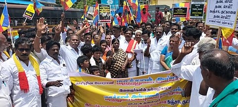 தஞ்சாவூா் ரயிலடியில் ஆா்ப்பாட்டத்தில் ஈடுபட்ட பாமகவினா்.