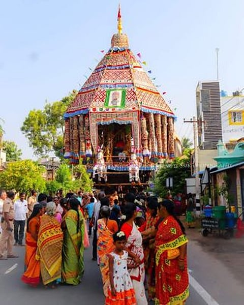 திருவையாறில் வெள்ளிக்கிழமை பெண்கள் இழுத்த தோ்.