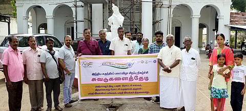 கும்பகோணத்தில் சுவடுகளைத் தேடி - ஒரு நாள் பயண நிகழ்ச்சியில் பங்கேற்றவா்கள்.