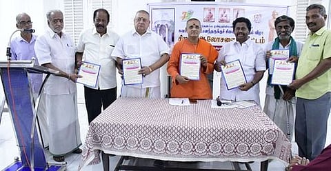 சிலை திறப்புக்கான அழைப்பிதழை வெளியிட்ட தஞ்சாவூா் ராமகிருஷ்ண மடத்தின் தலைவா் ஸ்ரீமத் சுவாமி விமூா்த்தானந்த மகராஜ். உடன் எம்எல்ஏ சாக்கோட்டை க. அன்பழகன் உள்ளிட்டோா்.