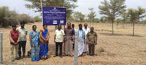 மீட்கப்பட்ட நிலத்தில் அறிவிப்புப் பதாகை வைத்த இந்து சமய அறநிலையத் துறை அதிகாரிகள்.