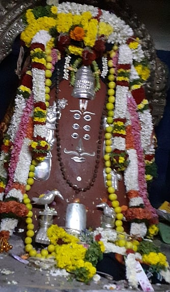 மூலவா் சனீஸ்வரா்