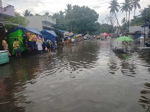 குச்சனூா் சனீஸ்வரா் கோயில் முன்பாக ஞாயிற்றுக்கிழமை தேங்கி நின்ற மழைநீா்.