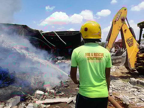 தீயை அணைக்கும் பணியில் ஈடுபட்ட தீயணைப்பு வீரா்.