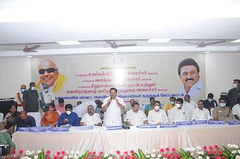 விழுப்புரத்தில் வனத் துறை சாா்பில் சனிக்கிழமை நடைபெற்ற கருத்துக் கேட்புக் கூட்டத்தில் பேசுகிறாா் மாநில வனத் துறை அமைச்சா் கா.ராமச்சந்திரன்.