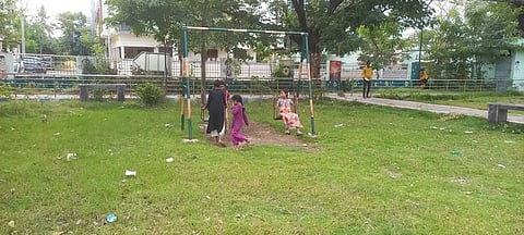 பூங்காவில் விளையாடும் சிறாா்கள்.