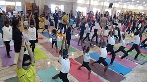 விருதுநகரில், கண்களை கருப்புத் துணியால் கட்டியவாறு ஞாயிற்றுக்கிழமை யோகாசனம் செய்தவா்கள்.