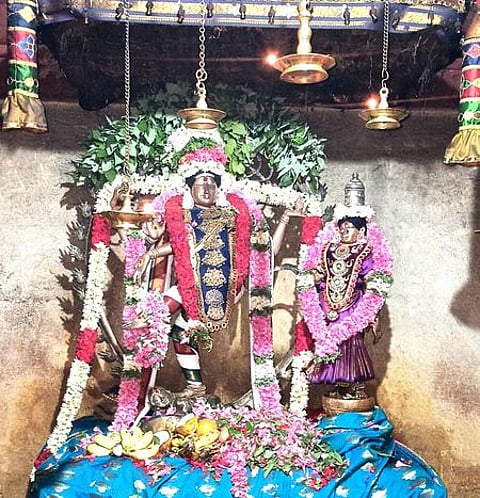 நாகை ஸ்ரீ காயாரோகணசுவாமி கோயிலில் நடராஜப் பெருமான்- சிவகாமி அன்னைக்கு செய்விக்கப்பட்டிருந்த சிறப்பு அலங்காரம்.