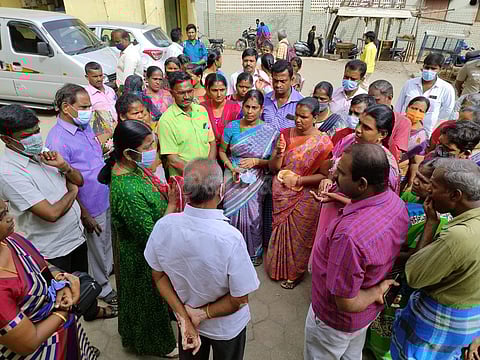 இடிந்துவிழும் அபாயத்தில் ஈரோடு மாநகராட்சி அரசு பள்ளி: ஆசிரியர்கள் முற்றுகை