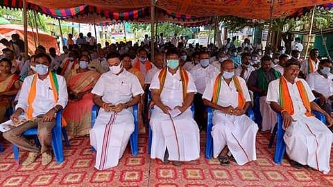 தருமபுரியில் உண்ணாவிரதப் போராட்டத்தில் ஈடுபட்ட பாஜகவினர்.