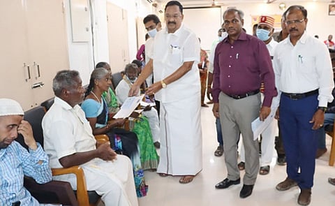 மாற்றுத்திறனாளிகள் 192 பேருக்கு அடையாள அட்டைகள்: அமைச்சா் வழங்கினாா்