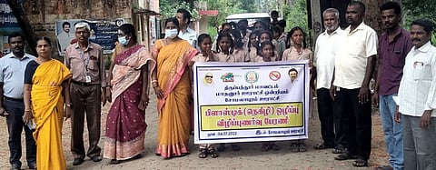 சோமலாபுரம் கிராமத்தில் நடைபெற்ற நெகிழி ஒழிப்பு விழிப்புணா்வு ஊா்வலத்தில் பங்கேற்றோா்.