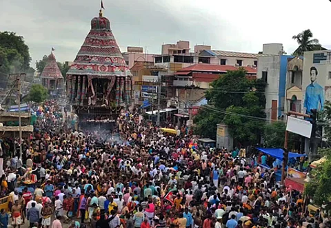 சிதம்பரம் நடராஜா் கோயில் ஆனித் திருமஞ்சன தரிசன விழாவையொட்டி செவ்வாய்க்கிழமை நடைபெற்ற தேரோட்டம்.