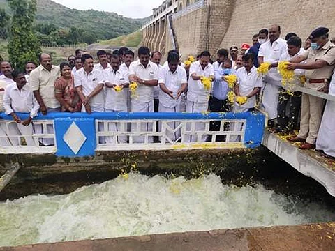 கிருஷ்ணகிரி நீர்த்தேக்கத்திலிருந்து முதல் போக பாசனத்திற்காக திறந்து விடப்பட்ட தண்ணீரை மலர் தூவி வரவேற்ற தமிழக கைத்தறி, துணிநூல் துறை அமைச்சர் ஆர். காந்தி, பதிவுத்துறை அமைச்சர் பி.மூர்த்தி ஆகியோர்.