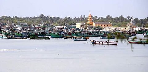தடை காரணமாக ராமேசுவரம் துறைமுகத்தில் நிறுத்தப்பட்டிருந்த விசைப்படகுகள்.