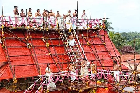 கோயில் விமான கலசத்துக்கு நடைபெற்ற சிறப்பு பூஜை