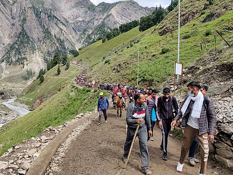 அமர்நாத் குகை கோவிலுக்கு வரும்  யாத்ரீகர்கள்.