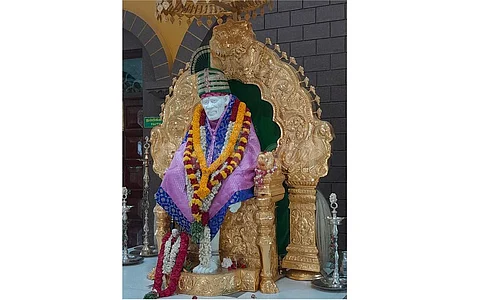 வியழக்கிழமை மாலை வழிபாட்டு நிறைவில் முழு அலங்காரத்தில் ஸ்ரீசீரடி சாய்பாபா.