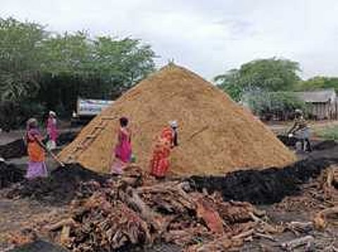 விறகு கரிக்கு விலை இல்லை: தொழிலாளா்கள் தவிப்பு