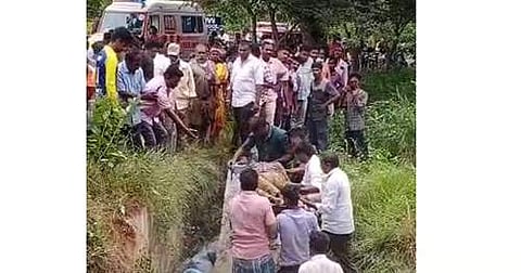 ஓமலூர் அருகே சிமெண்ட் லாரி விபத்து: துரிதமாக செயல்பட்டு ஓட்டுநரை மீட்ட மக்கள்