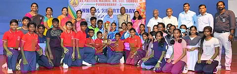 புதுச்சேரி பேட்ரிக் பள்ளியில் நடைபெற்ற விளையாட்டுப் போட்டி பரிசளிப்பு விழாவில் சிறப்பு விருந்தினா்களிடம் பரிசு பெற்ற மாணவ, மாணவிகள்.