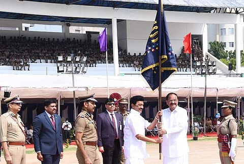 பெண்களுக்கு எதிரான குற்றங்களில் கூடுதல் பொறுப்பு: தமிழக காவல் துறைக்கு குடியரசு துணைத் தலைவா் அறிவுரை-