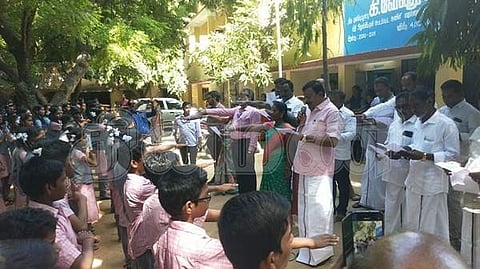 கும்மிடிப்பூண்டி எம்எல்ஏ டி.ஜெ.கோவிந்தராஜன் தலைமையில் கவரப்பேட்டை அரசு மேல்நிலைப்பள்ளியில் நடைபெற்ற போதைப் பொருள் விழிப்புணர்வு நிகழ்வு.