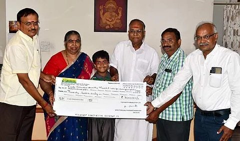 சக்தி மசாலா நிறுவனம் சார்பில் பேடியா ஹால் கட்டுவதற்கு ரூ.20 லட்சம் நன்கொடைக்கான காசோலையை சங்க நிர்வாகிகளிடம் வழங்கிய சக்திமசாலா நிறுவனங்களின் தலைவர் டாக்டர் பி.சி.துரைசாமி, டாக்டர் சாந்திதுரைசாமி.