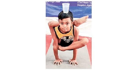 6.14 நிமிஷம் ஓம்கார ஆசனம் செய்து சிறுவன் உலக சாதனை